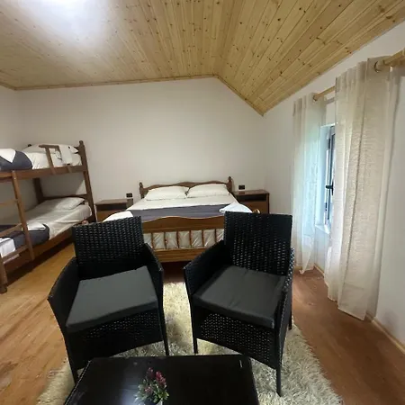 Pensionat Bujtina Tata Curraj i Poshtem